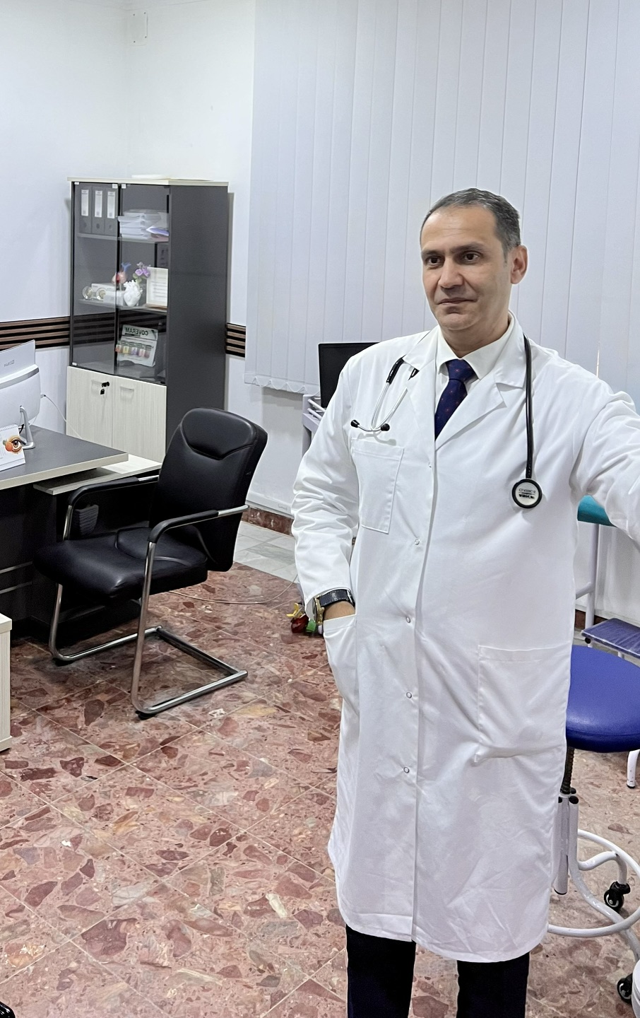 Pr M. Bouame, cardiologue à Blida, dans son cabinet